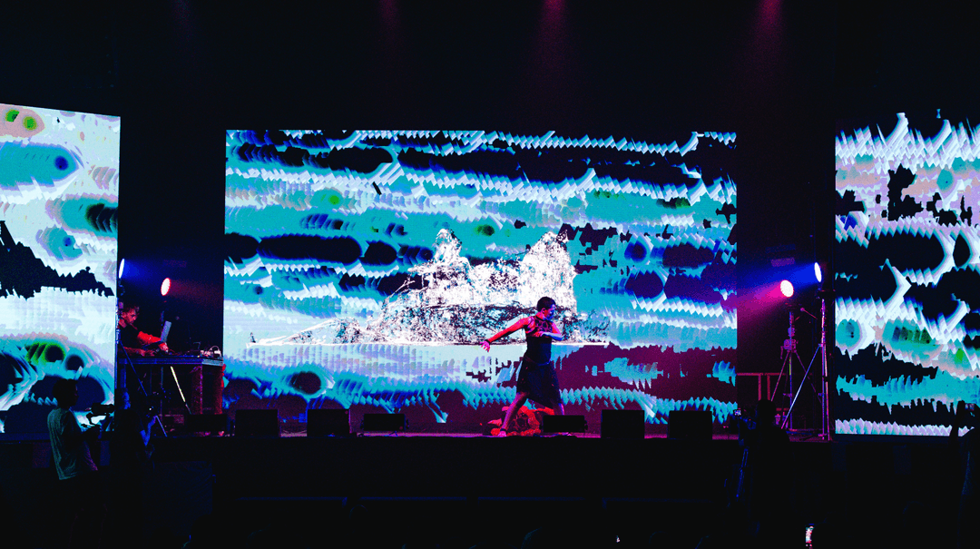 Vista del escenario del Stage+D con performer y público