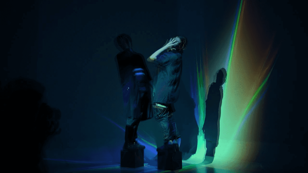 Cierre de la performance con visuales generativas cubriendo el espacio