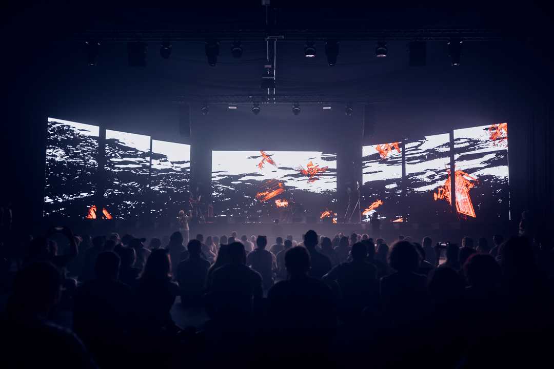 Conferencia performática con visuales proyectadas en el Stage+D